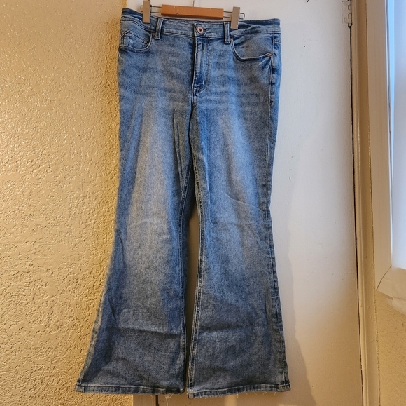 maurices edgely- Light wash flare jeans - Picture 2 of 7